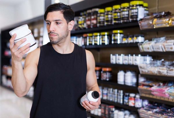 Man shopping for fat burner supplements