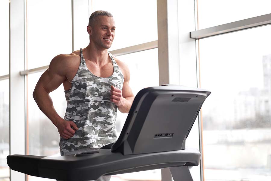 bodybuilder doing cardio on treadmill