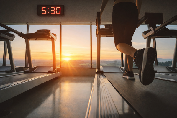 woman doing fasted cardio in the morning on a treadmill