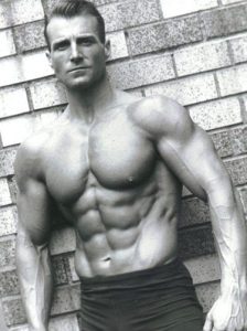 Tom Venuto showing six pack abs